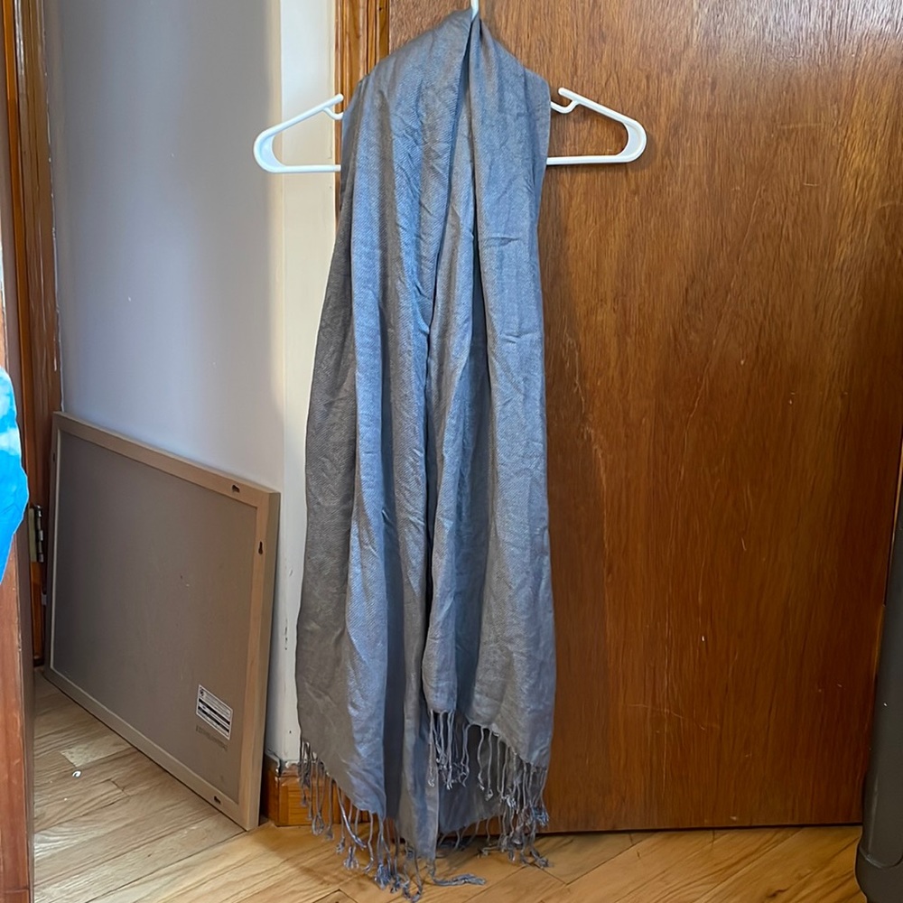Scarf with tassels, gray